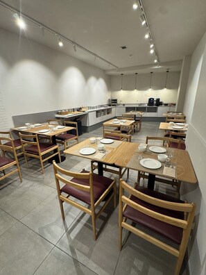 Petit déjeuner buffet (11.50 EUR par personne)