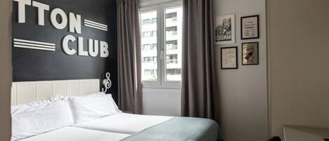 Zweibettzimmer | Allergikerbettwaren, Minibar, Zimmersafe, individuell dekoriert