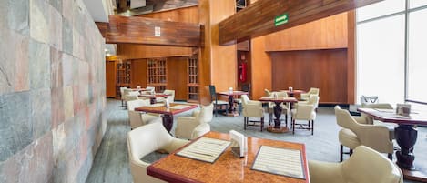 Aperto a colazione, pranzo e cena, cucina internazionale