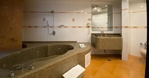 Habitación doble Deluxe | Baño | Regadera, amenidades de baño gratuitas, toallas, jabón 