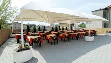 Déjeuner et dîner servis sur place, restauration en plein air