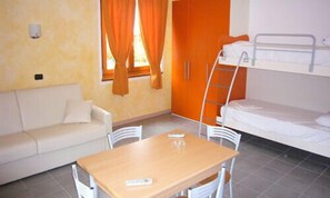 Estudi, balcó, vistes a la muntanya | Habitacions insonoritzades, planxa i posts de planxar i bressols 