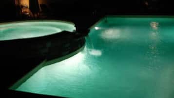 Außenpool, geöffnet von 09:00 Uhr bis 19:00 Uhr, Liegestühle