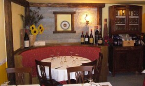 Lunch, dinner served; pizza, alfresco dining 