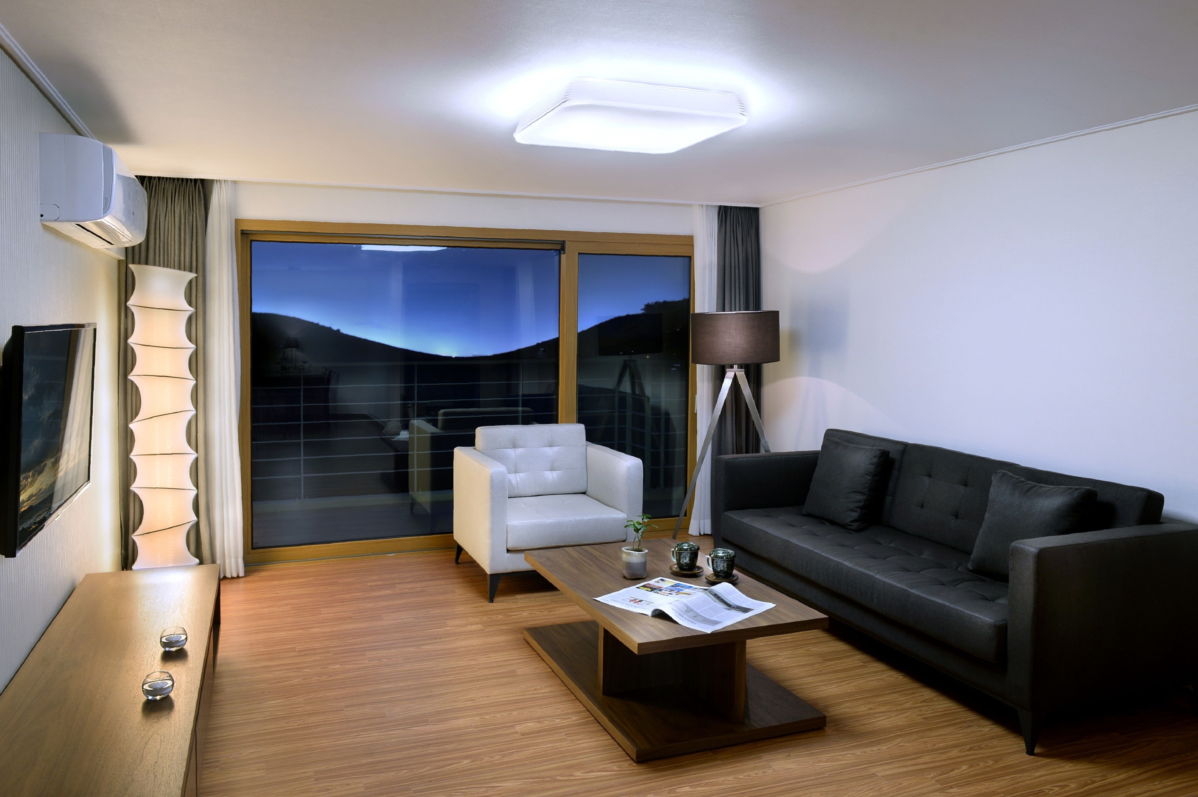 suite, balcony | in-room safe, desk, free wifi, bed sheets