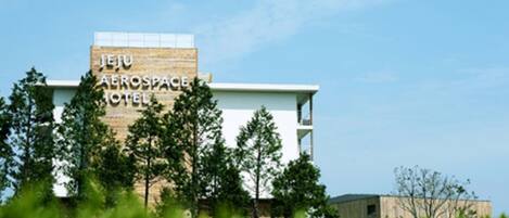 Vista frontal de la propiedad