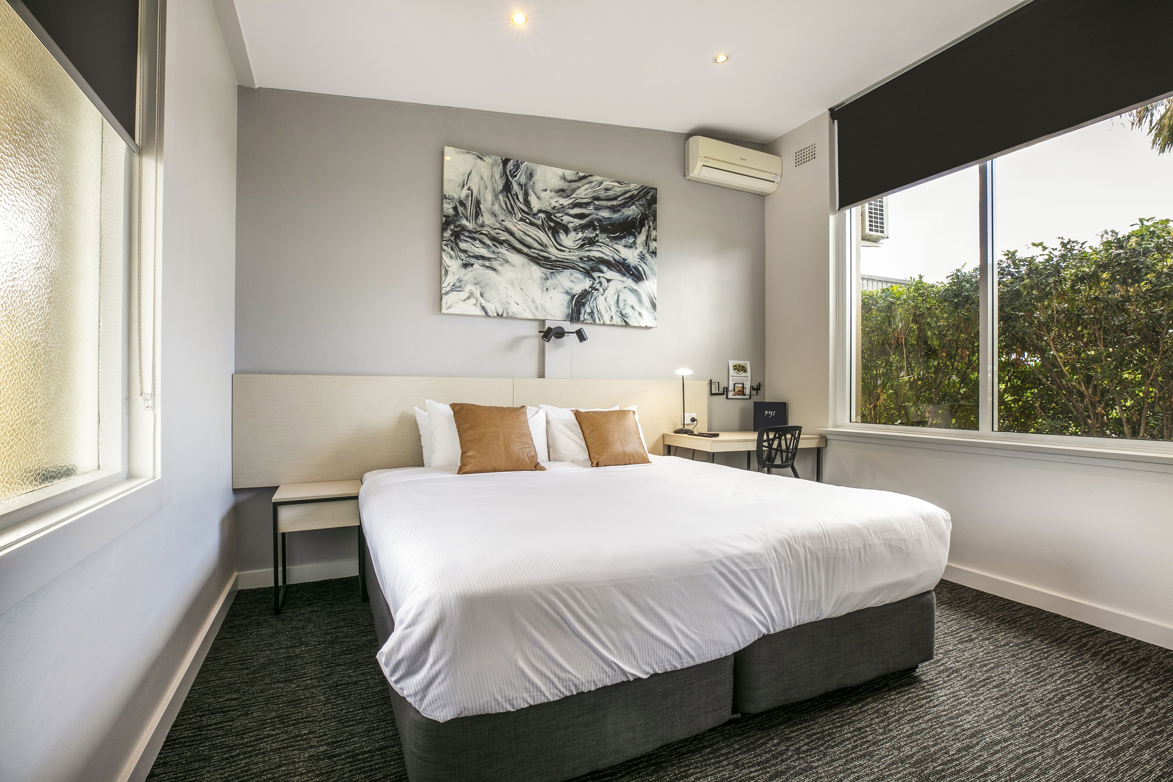 Escritorio, tabla de planchar con plancha, wifi gratis y ropa de cama 