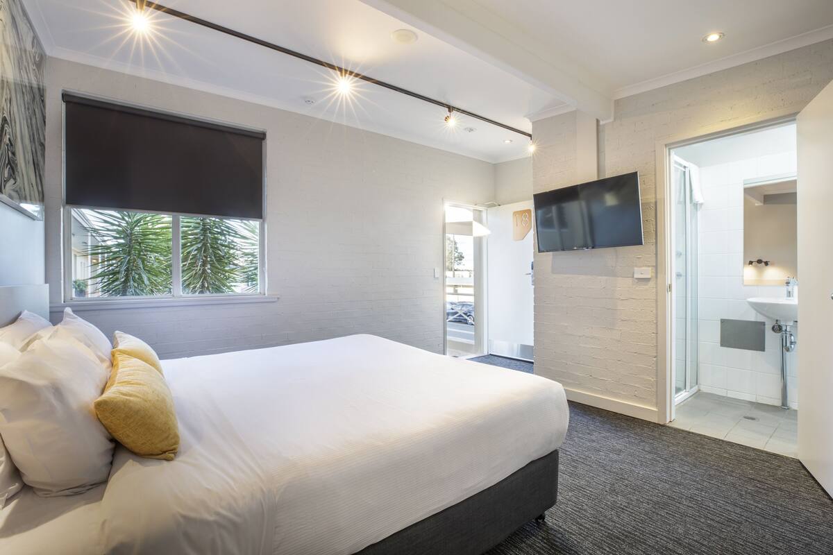 studio king | desk, iron/ironing board, free wifi, bed sheets