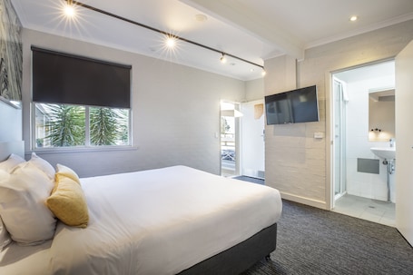 Escritorio, tabla de planchar con plancha, wifi gratis y ropa de cama . Nightcap at Colyton Hotel