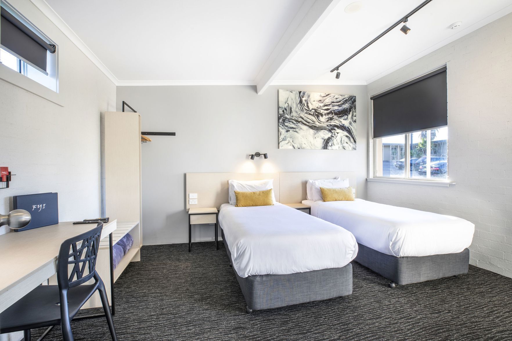 Escritorio, tabla de planchar con plancha, wifi gratis y ropa de cama 