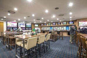 Bar (trong khuôn viên)