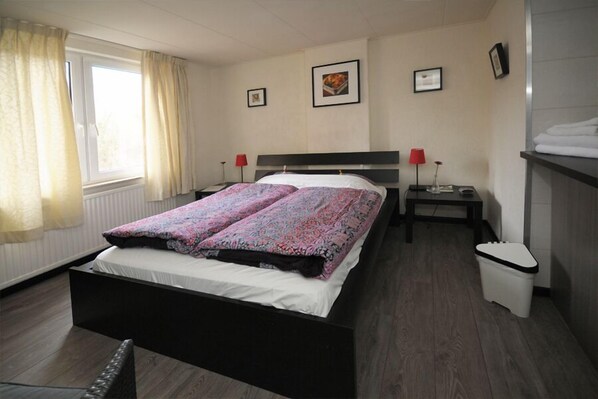 Premium bedding, in-room safe, individually decorated