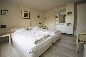 Standard dubbelrum - delat badrum | Sängtillbehör av högsta kvalitet och värdeförvaringsskåp på rummet