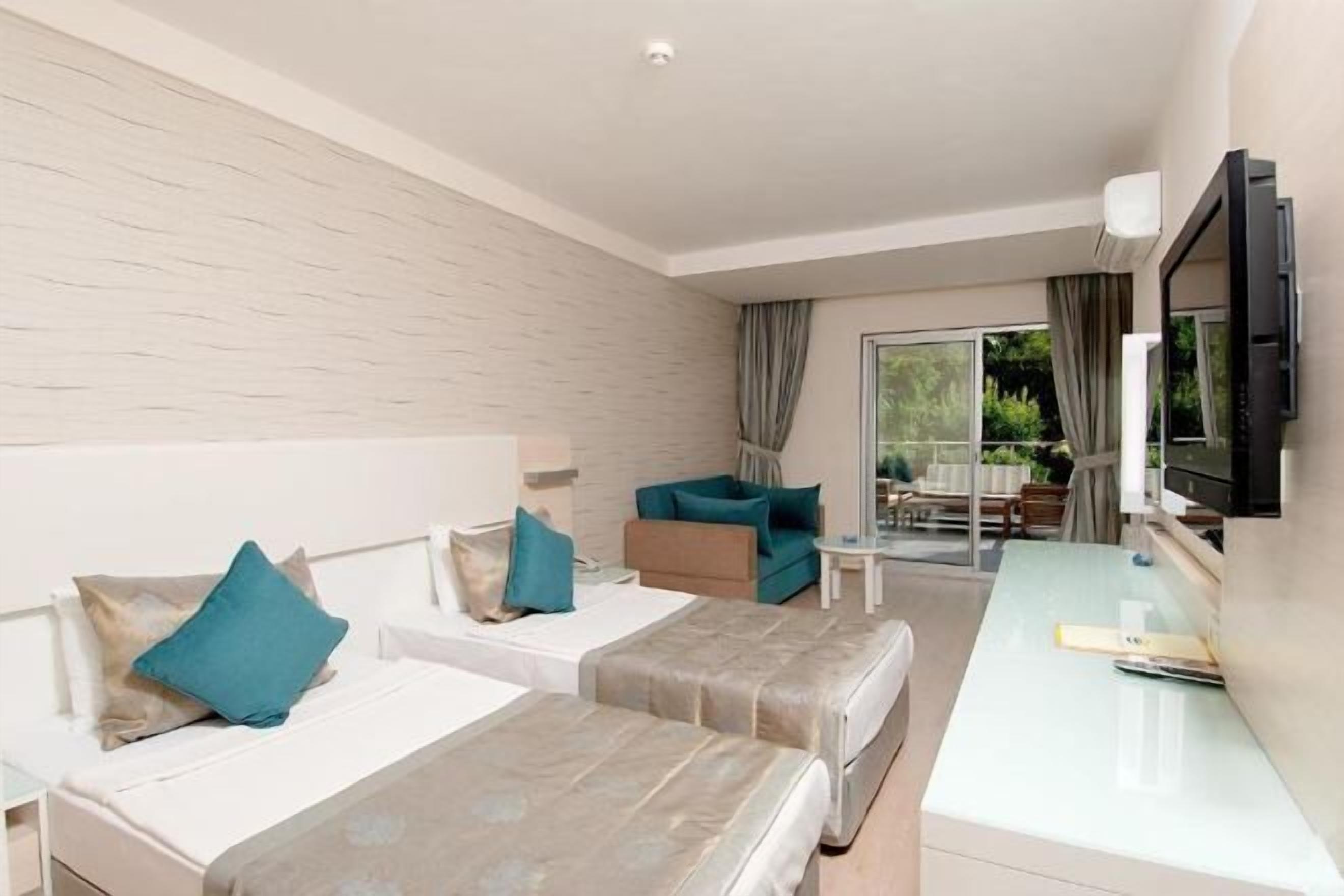 Minibar, in-room safe, desk, iron/ironing board