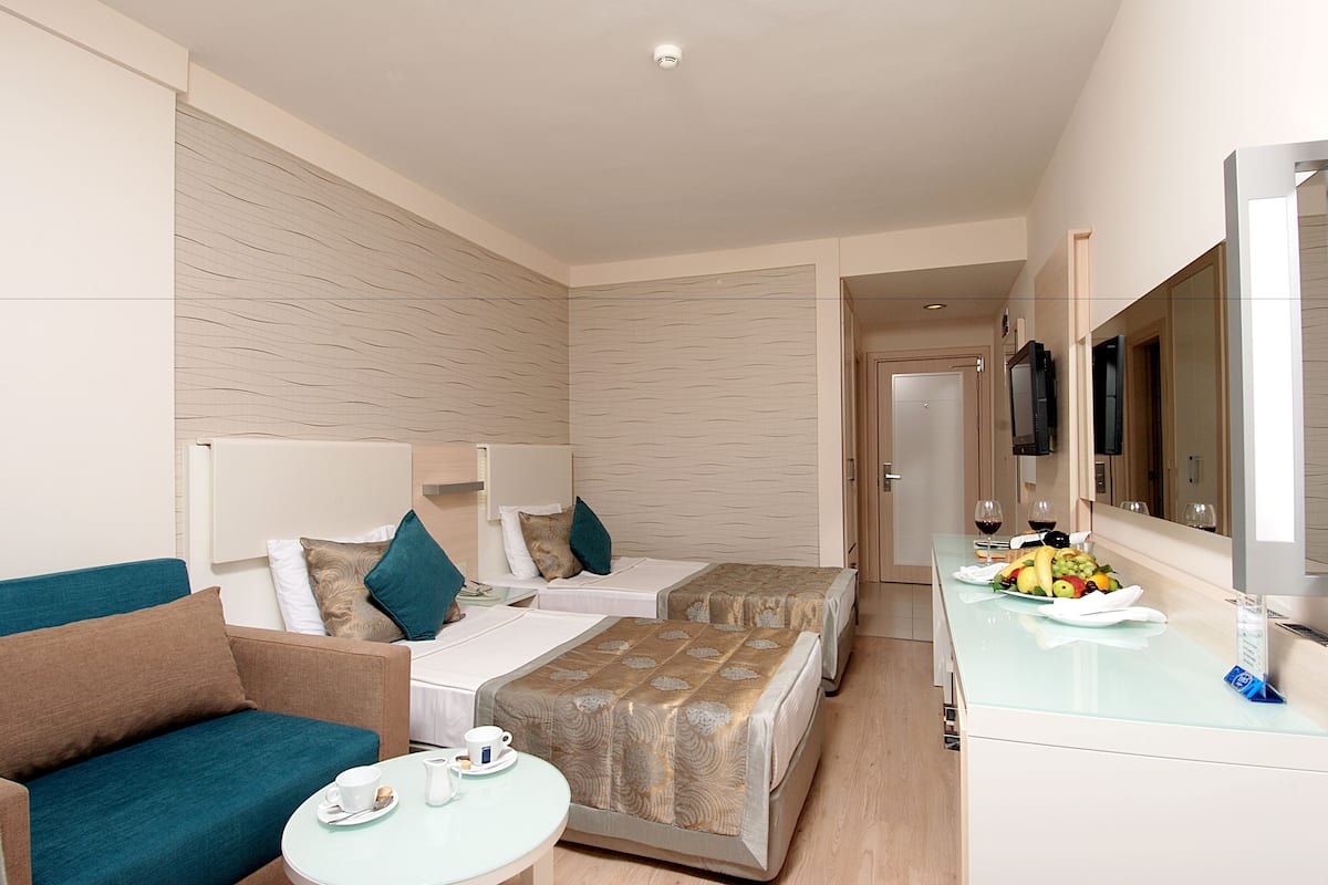 Minibar, brankas, meja kerja, dan setrika/meja setrika