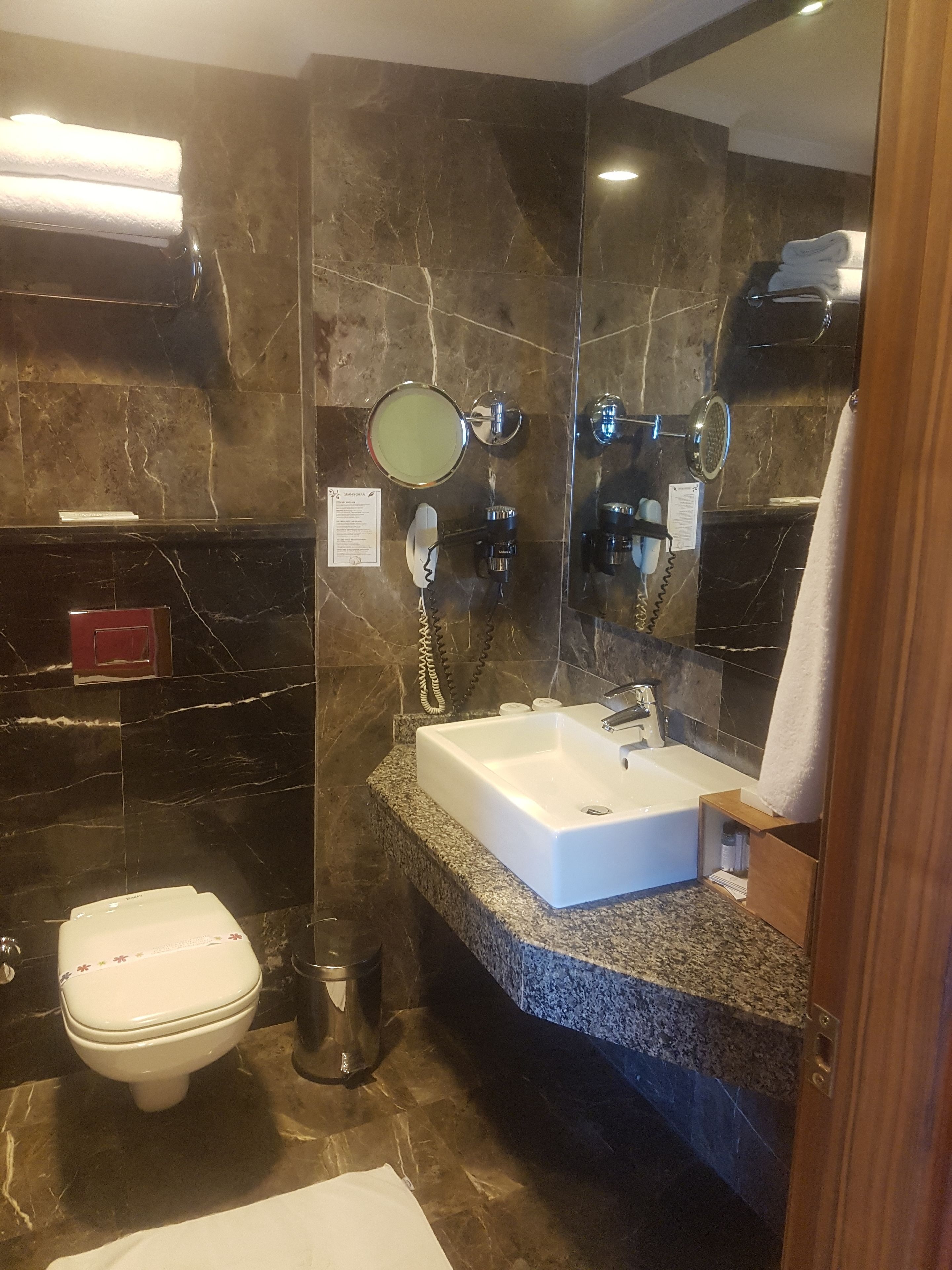 executive room | bathroom | shower, free toiletries, hair dryer, slippers