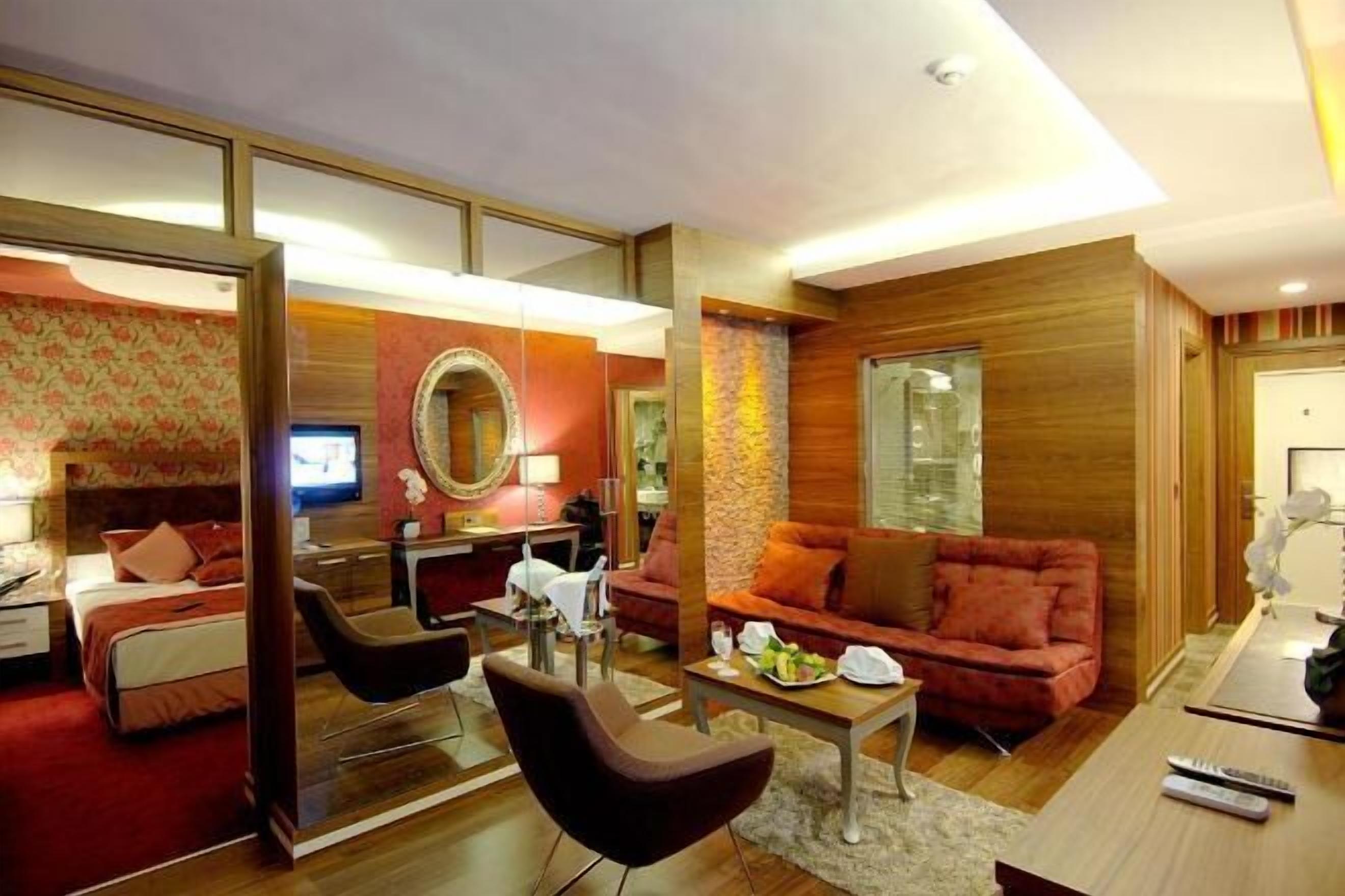 Minibar, in-room safe, desk, iron/ironing board