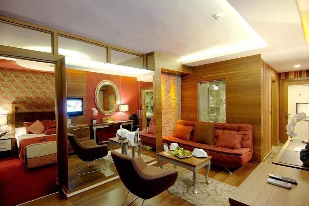 Minibar, brankas, meja kerja, dan setrika/meja setrika
