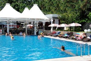 Piscine extérieure, parasols de plage, chaises longues