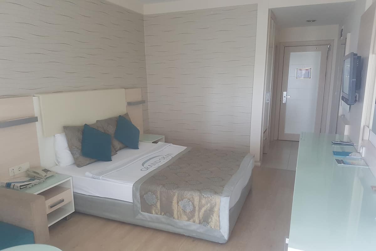 Minibar, brankas, meja kerja, dan setrika/meja setrika