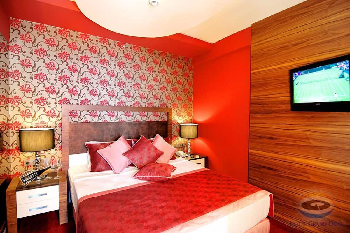 Kamar Eksekutif | Minibar, brankas, meja kerja, dan setrika/meja setrika