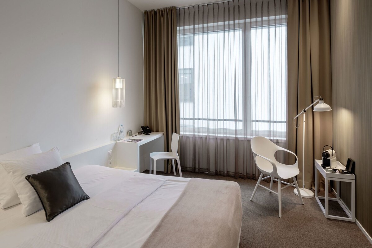 Hypo-allergenic bedding available, in-room safe, desk, blackout drapes