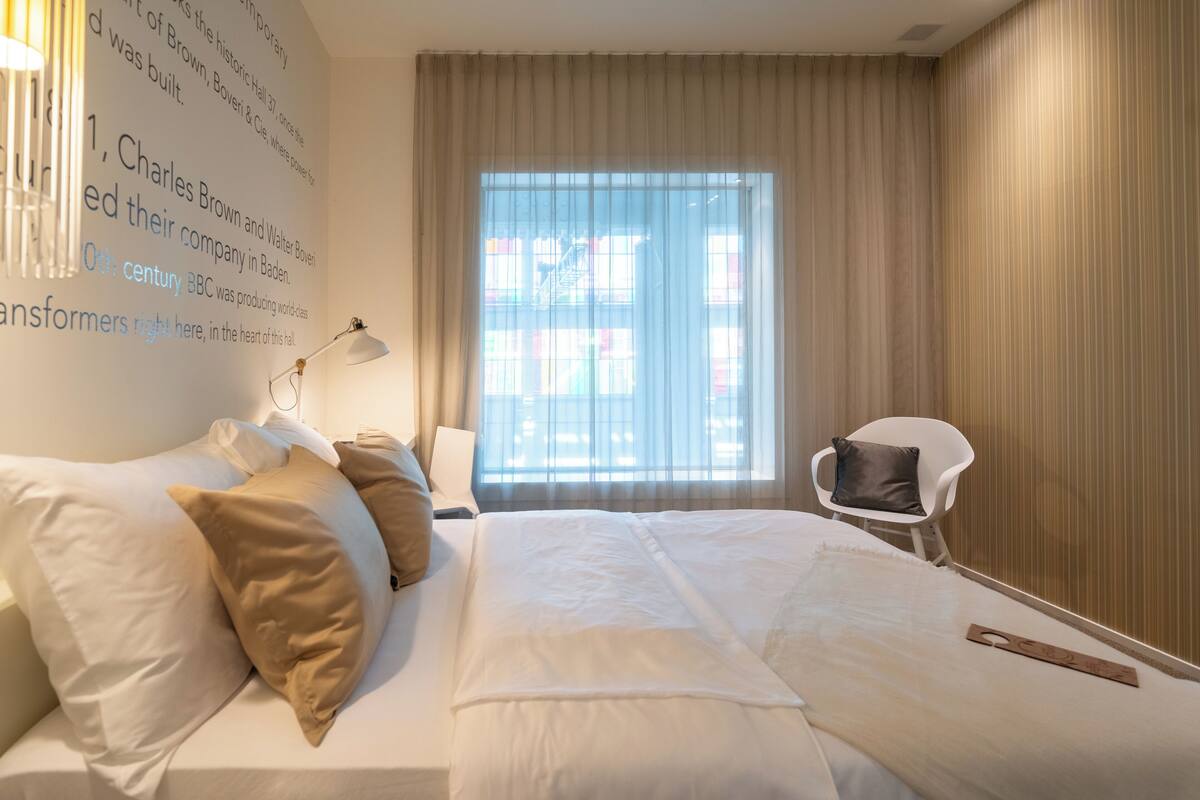 Hypo-allergenic bedding, in-room safe, desk, blackout curtains