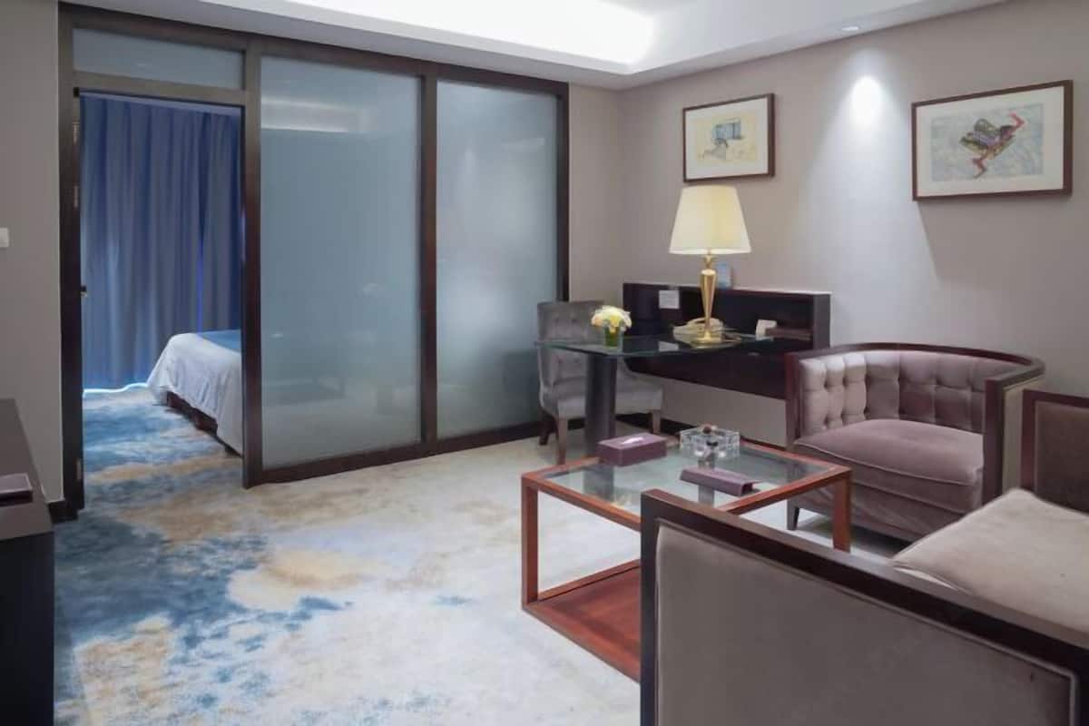 Minibar, in-room safe, desk, iron/ironing board