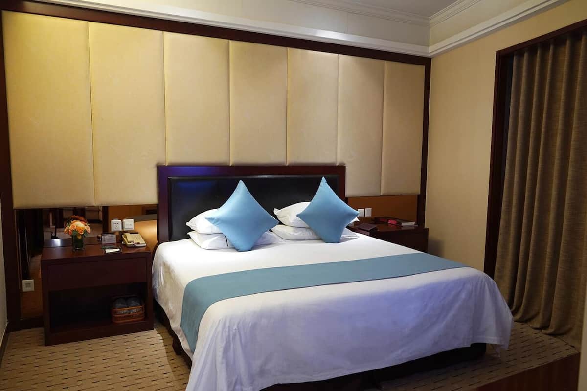Deluxe Suite | Minibar, in-room safe, desk, iron/ironing board