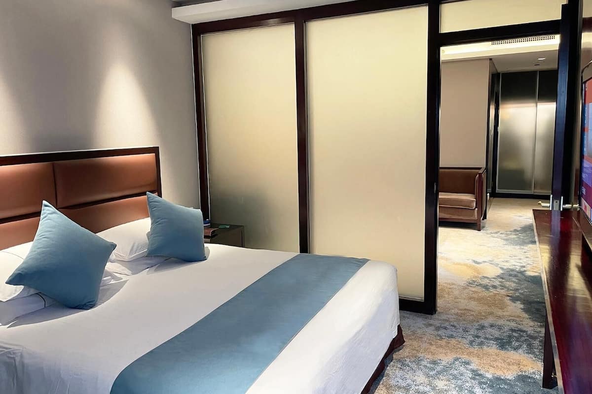 Business Double Room | Minibar, in-room safe, desk, iron/ironing board