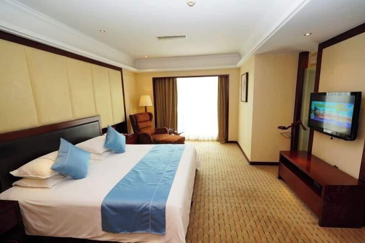 Minibar, in-room safe, desk, iron/ironing board