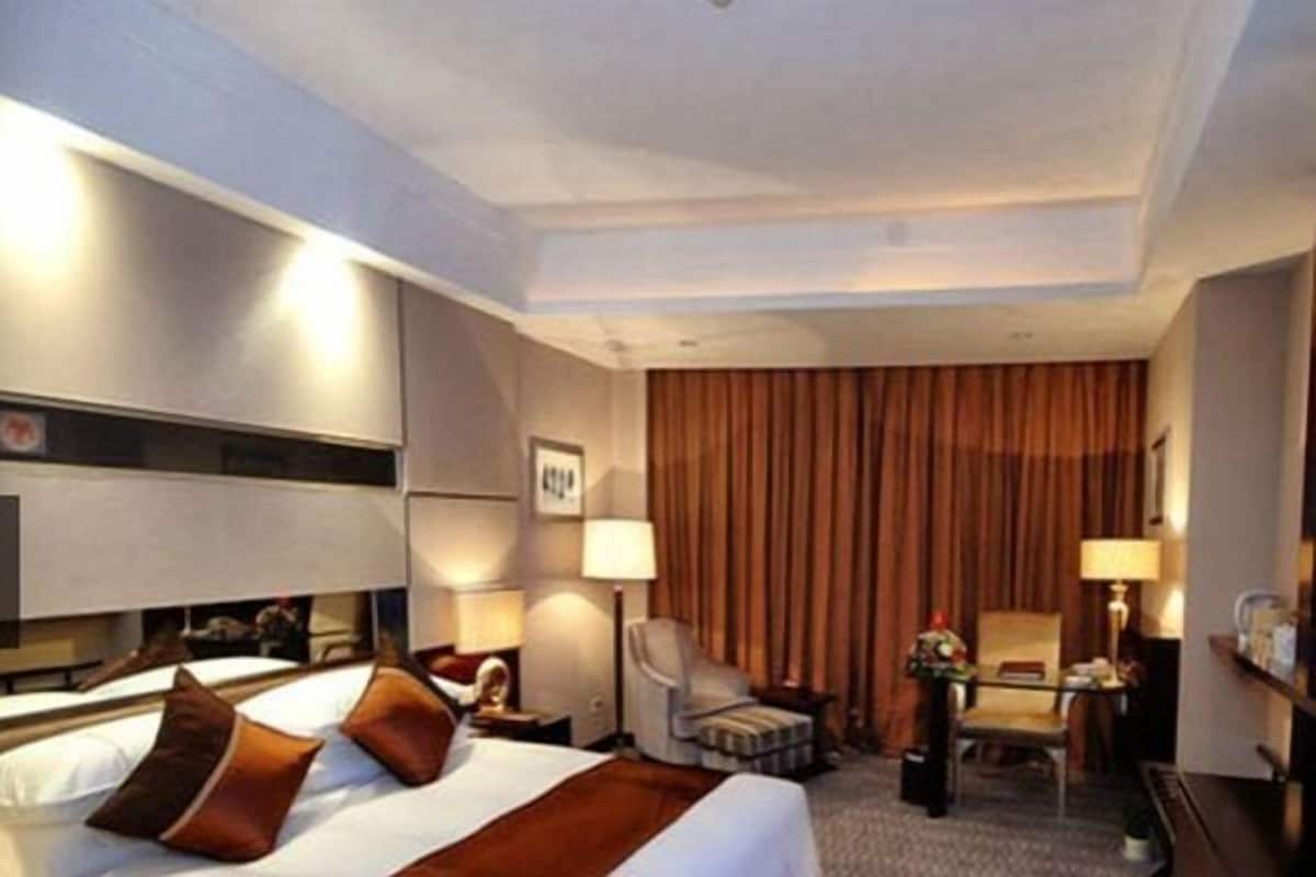 Minibar, in-room safe, desk, iron/ironing board