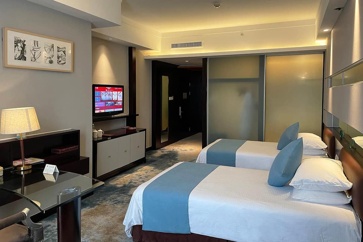 Minibar, in-room safe, desk, iron/ironing board