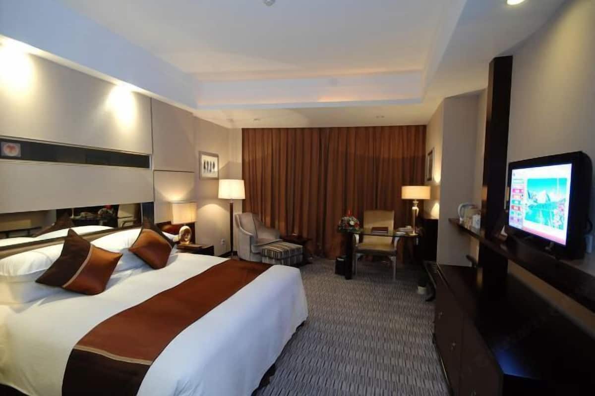 Minibar, in-room safe, desk, iron/ironing board