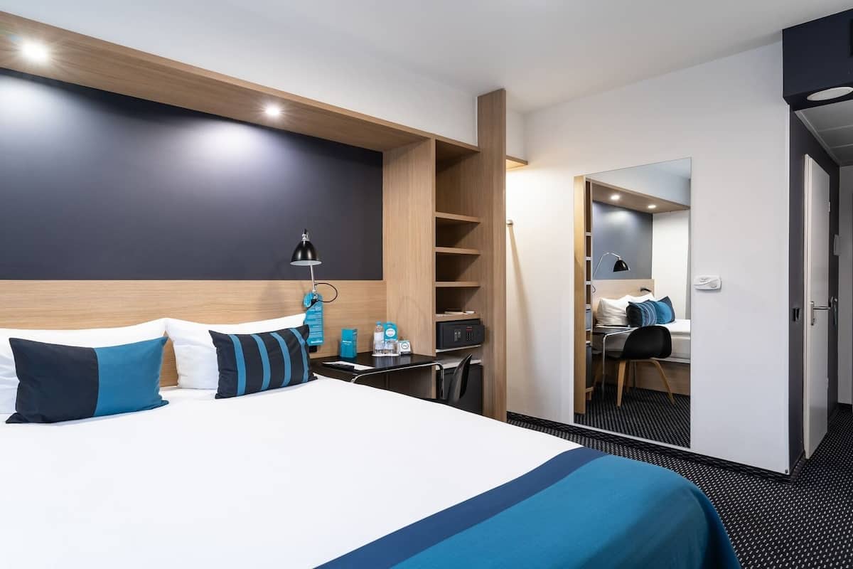 Business Triple Room, 1 Bedroom | Premium bedding, minibar, in-room safe, desk