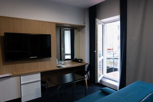 Chambre Quadruple Familiale, 1 très grand lit et 1 canapé-lit, non-fumeurs, balcon | Literie de qualité supérieure, minibar, coffres-forts dans les chambres