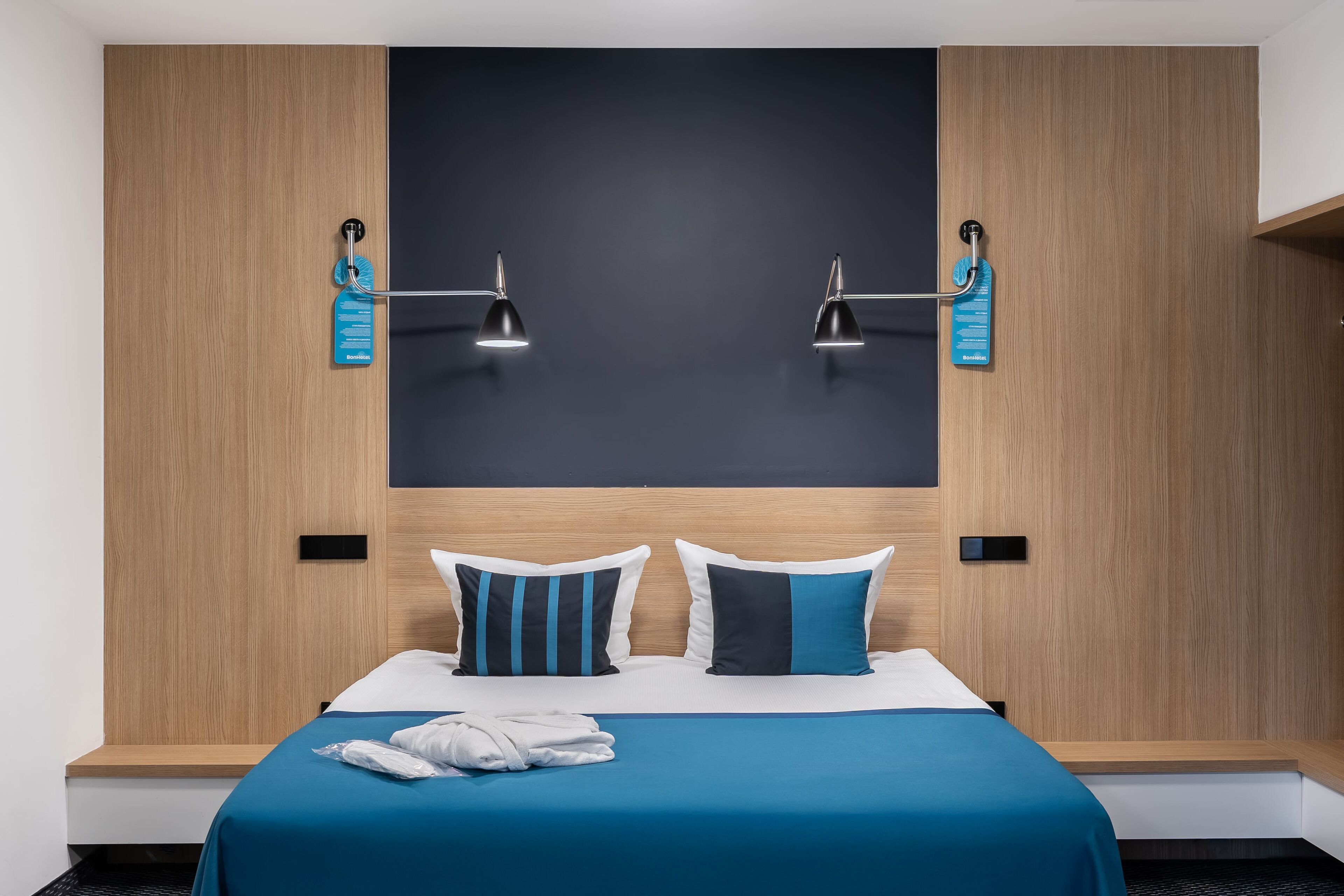 أغطية فراش متميزة وميني بار وخزنة داخل الغرفة ومكتب