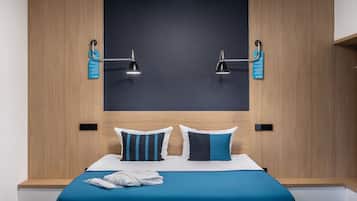 Family Quadruple Room, 1 Katil Raja (King) dengan Katil Sofa, Non Smoking, Balcony | Peralatan tempat tidur premium, bar mini, peti besi dalam bilik, meja