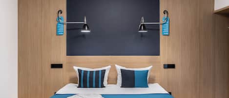 Habitación cuádruple familiar, 1 cama de matrimonio grande con sofá cama, no fumadores, balcón | Ropa de cama de alta calidad, minibar, caja fuerte y escritorio