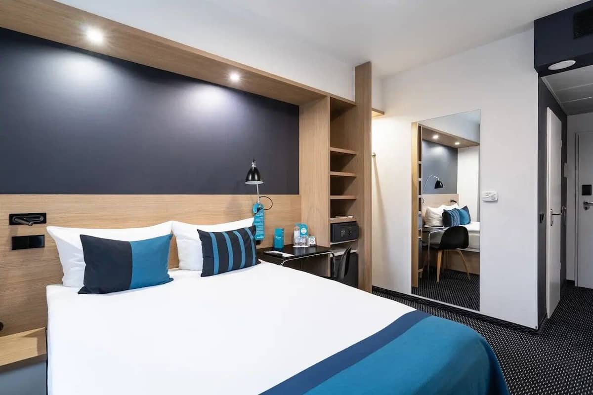 Business Triple Room, 1 Bedroom | Premium bedding, minibar, in-room safe, desk