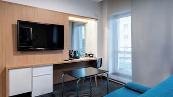 Family Quadruple Room, 1 Katil Raja (King) dengan Katil Sofa, Non Smoking, Balcony | Peralatan tempat tidur premium, bar mini, peti besi dalam bilik, meja