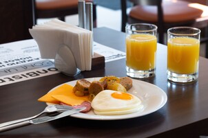 Desayuno buffet diario (USD 11 por persona)