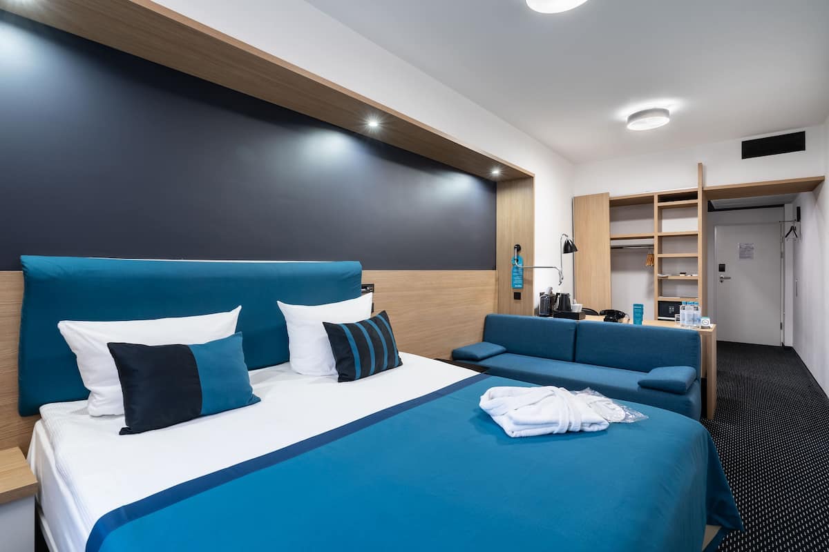 Studio | Premium bedding, minibar, in-room safe, desk