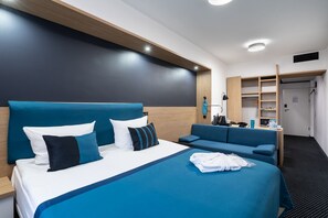 Studio | Premium bedding, minibar, in-room safe, desk