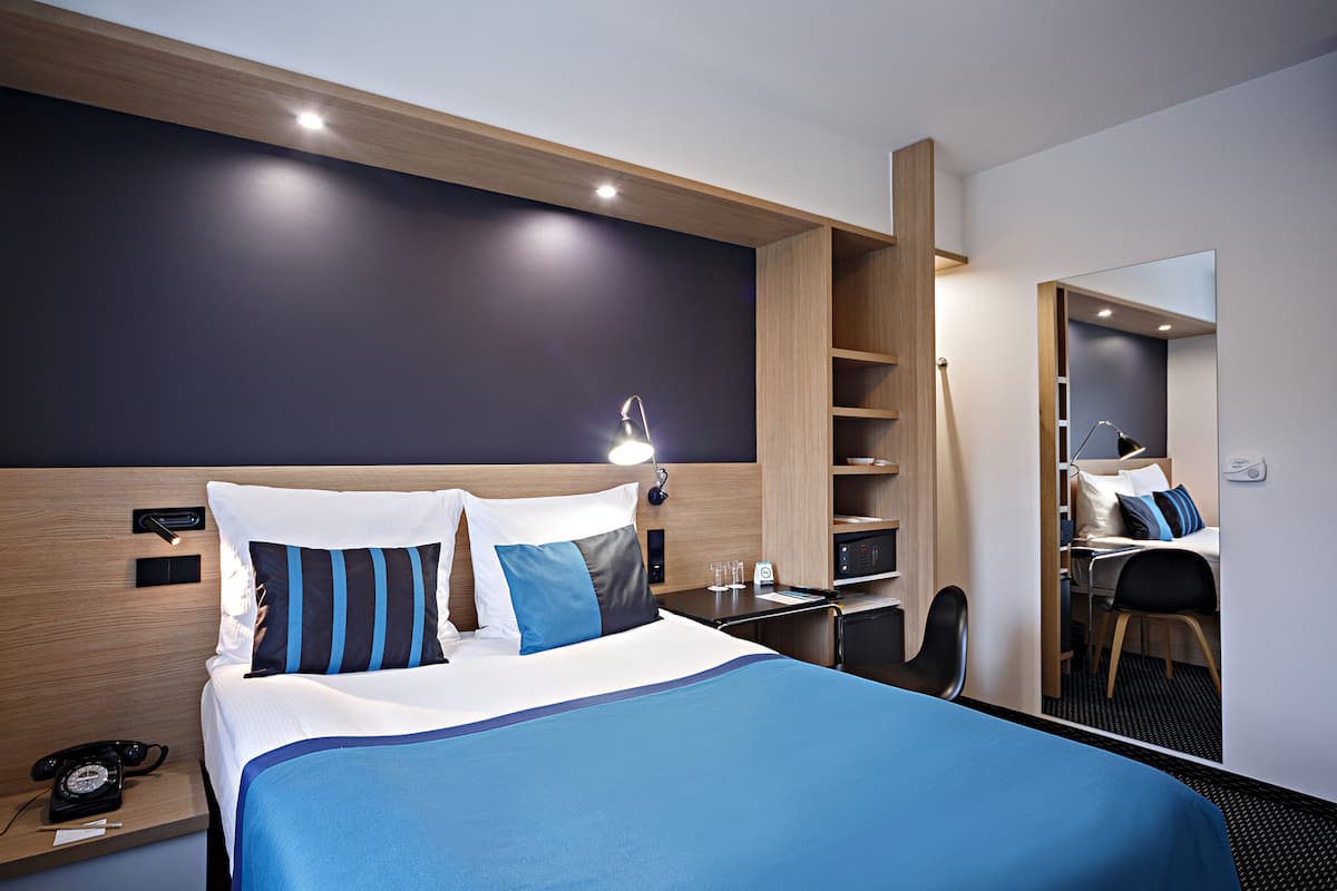 Business Triple Room, 1 Bedroom | Premium bedding, minibar, in-room safe, desk