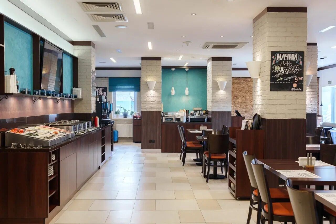 Sarapan dihidangkan, tempat makan di kawasan terbuka 