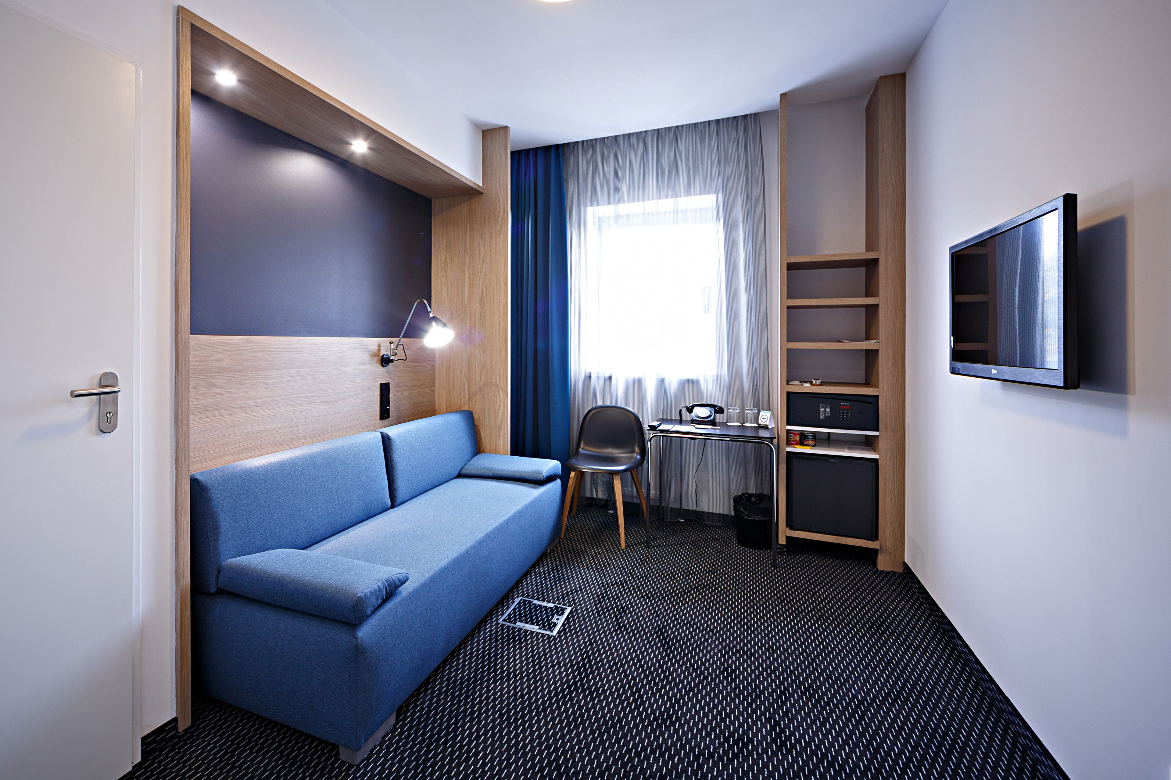 business triple room, 1 bedroom | premium bedding, minibar, in-room safe, desk