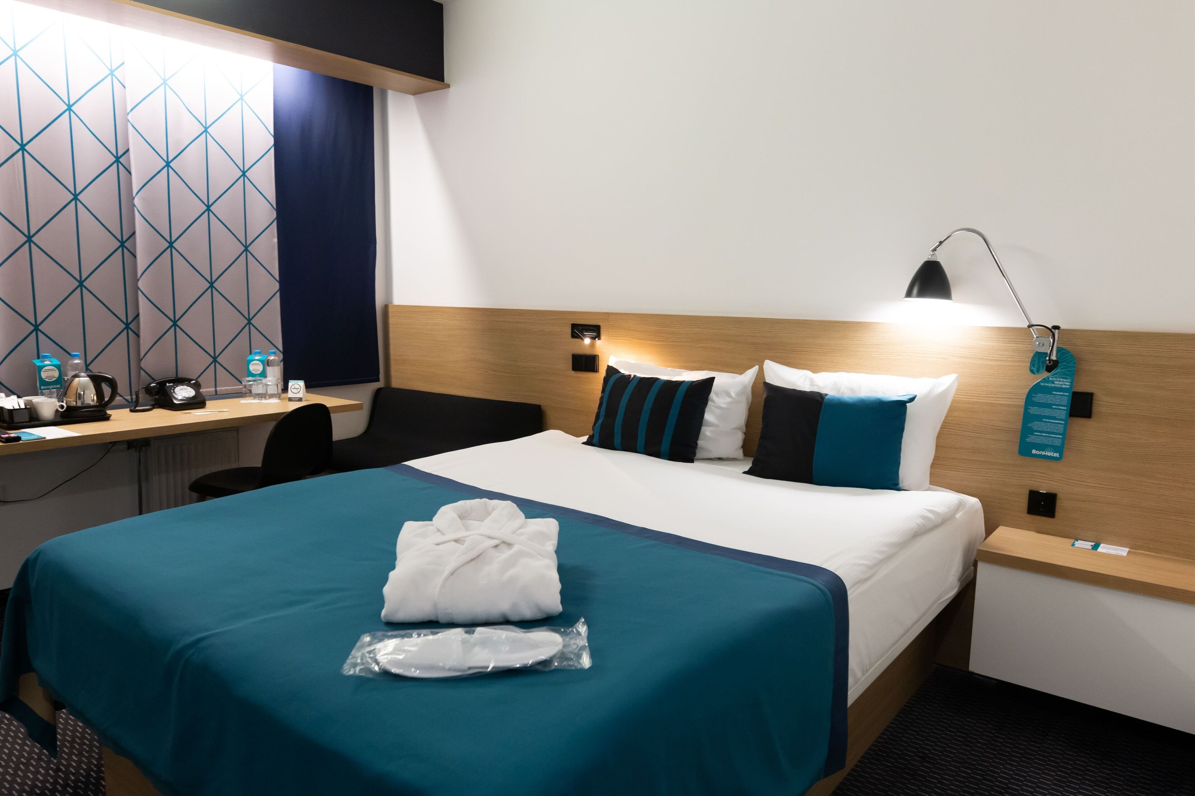 comfort room | premium bedding, minibar, in-room safe, desk