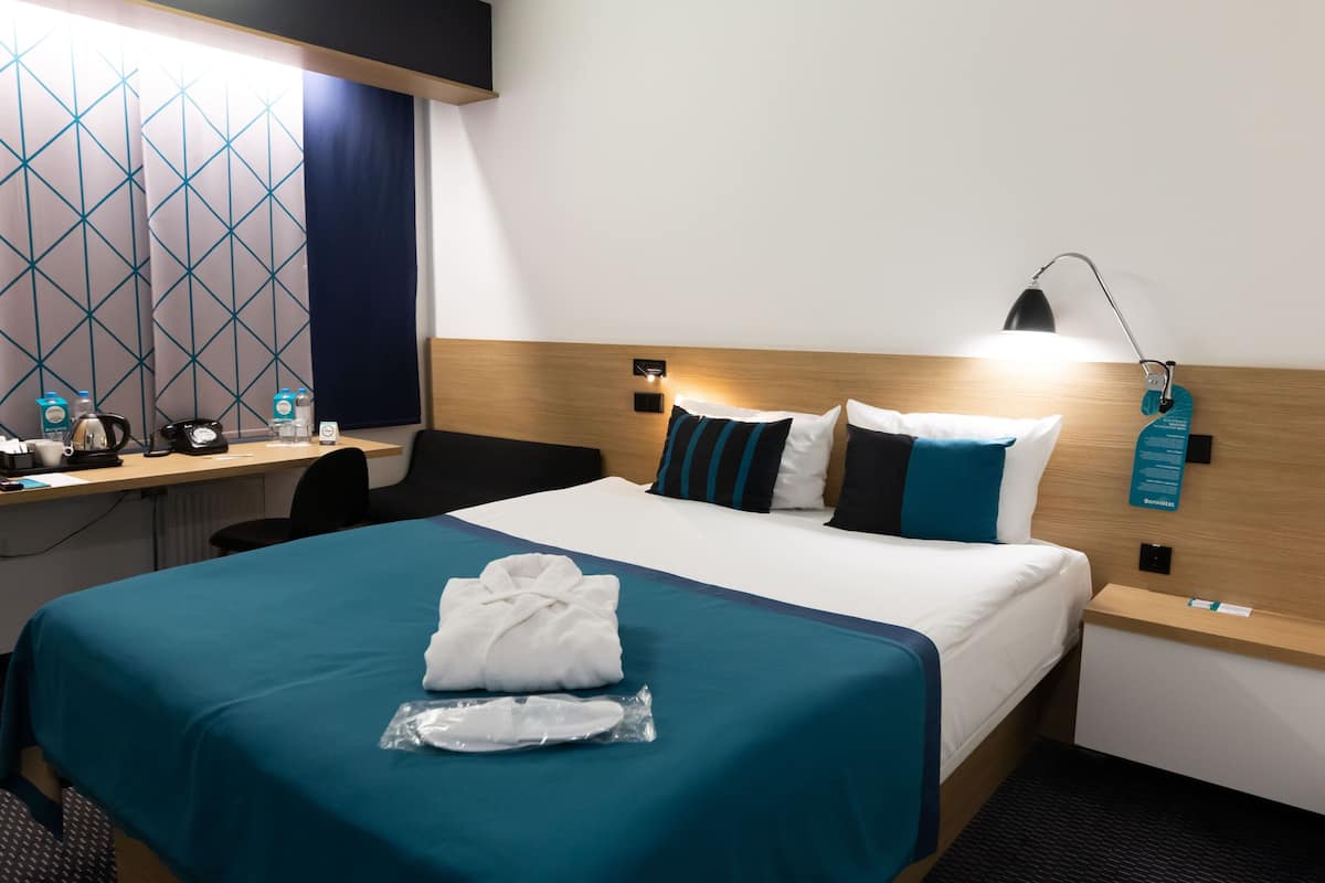 comfort room | premium bedding, minibar, in-room safe, desk