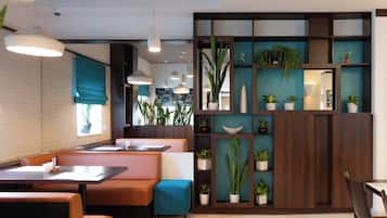 Frokost serveres, lokale og internasjonale retter, uteservering